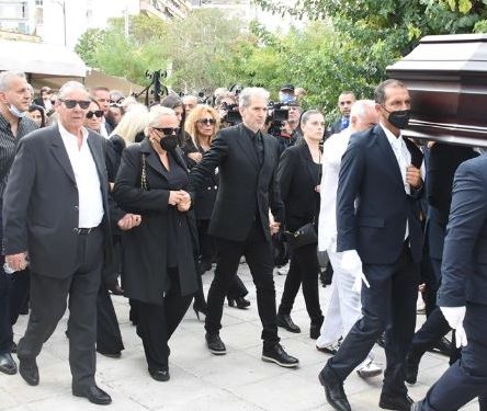 Σταμάτης Κόκοτας: Το τελευταίο αντίο στον σπουδαίο τραγουδιστή – Φωτογραφίες από την κηδεία