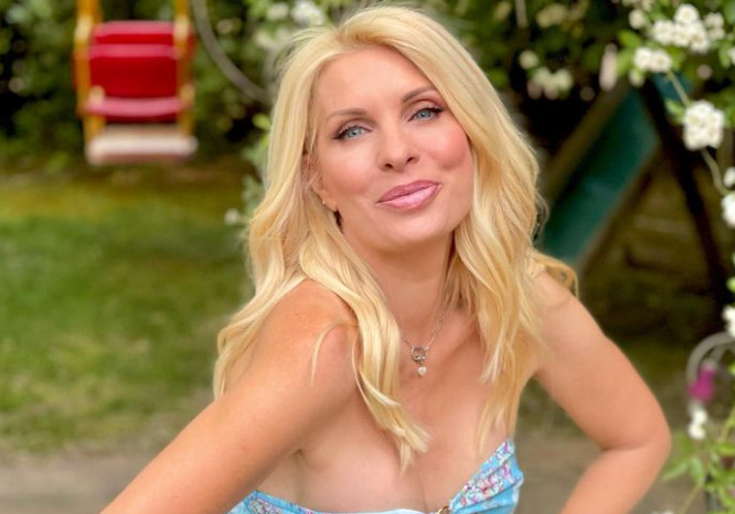 Ελένη Μενεγάκη: Ξέγνοιαστες στιγμές στην Άνδρο για την παρουσιάστρια – Η φωτογραφία από τη βόλτα της στο νησί