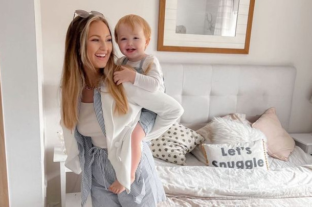 Μητέρα θηλάζει τον 2,5 ετών γιο της – Οι χρήστες του διαδικτύου την κατηγορούν για «κακοποίηση»