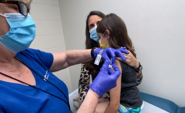 Κοροναϊός: Προστατεύονται τα παιδιά από την νόσηση με Όμικρον αν κάνουν το εμβόλιο;