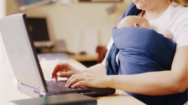Επίδομα μητρότητας: Επεκτείνεται από 6 σε 9 μήνες στον ιδιωτικό τομέα