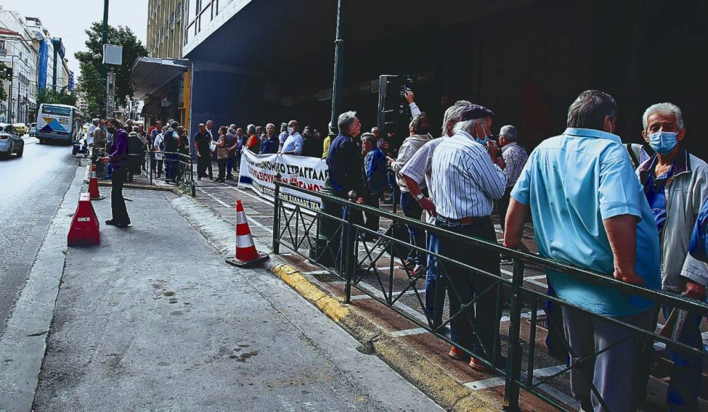 Μαχαίρι σε χρυσές επικουρικές