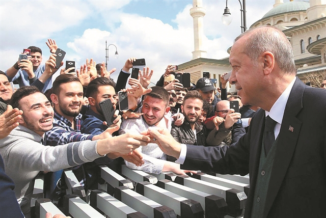 Κοινωνική πολιτική Ερντογάν με λεφτά από το… ελικόπτερο