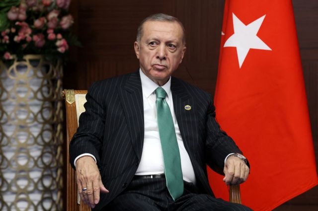 Πώς η Τουρκία προσπαθεί να ισορροπήσει ανάμεσα σε Ανατολή και Δύση ενώ μαίνεται ο πόλεμος