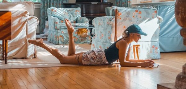 Πώς οι νέοι της Αγγλίας έφτασαν να ζουν στα σαλόνια των φίλων τους