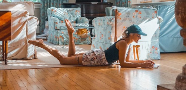 Πώς οι νέοι της Αγγλίας έφτασαν να ζουν στα σαλόνια των φίλων τους