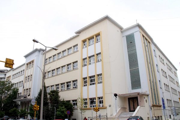 Θεσσαλονίκη: Νεαροί μπούκαραν στον «Ευκλείδη» και τα έκαναν γυαλιά καρφιά – Δέκα συλλήψεις