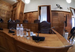 ΠΑΣΟΚ-ΚΙΝΑΛ για υποκλοπές: «Επιχειρούν να κρατήσουν μυστικό ακόμη και το πόρισμα των κομμάτων. Σκοτάδι παντού»