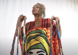 Έχει να κόψει τα νύχια της 22 χρόνια – Είναι τόσο μακριά όσο… η ίδια