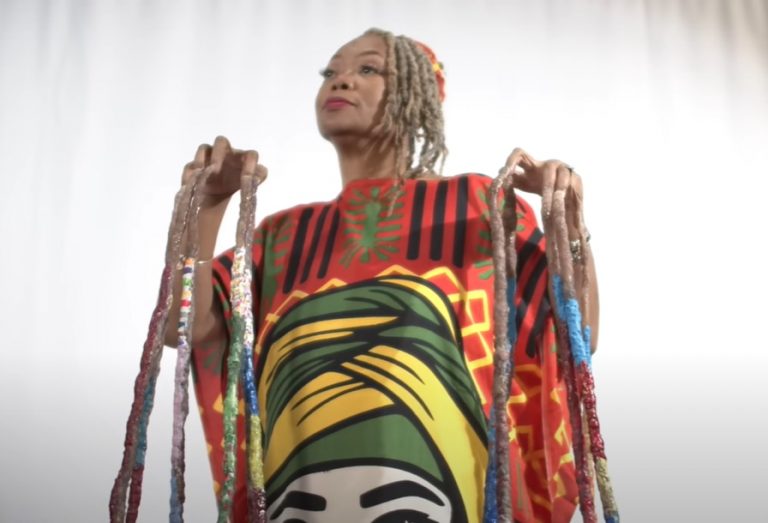 Έχει να κόψει τα νύχια της 22 χρόνια – Είναι τόσο μακριά όσο… η ίδια