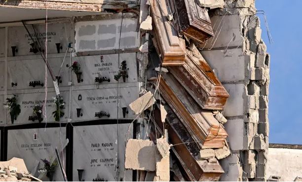 Italia: i cimiteri crollano e le bare sospese in aria