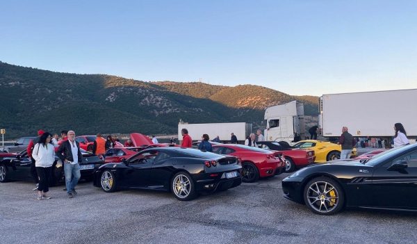 Γιατί το λιμάνι της Ηγουμενίτσας γέμισε δεκάδες ολοκαίνουργιες Ferrari;