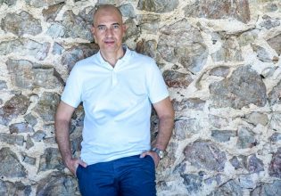 Γιάννης Μόσχος: Ο διευθυντής του Εθνικού θεάτρου αποκαλύπτει ότι είναι ομοφυλόφιλος – «Γιατί να ντρέπομαι;»