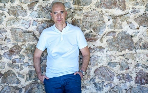 Γιάννης Μόσχος: Ο διευθυντής του Εθνικού θεάτρου αποκαλύπτει ότι είναι ομοφυλόφιλος – «Γιατί να ντρέπομαι;»