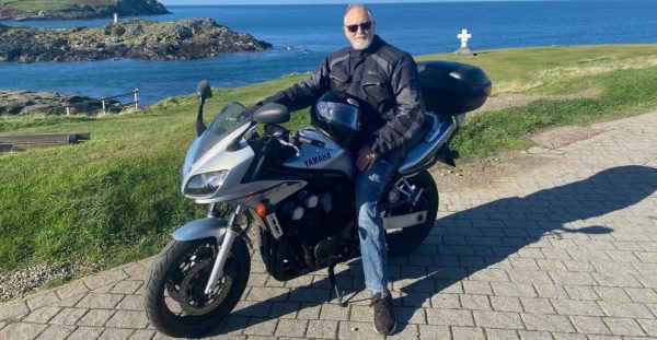 «Ήθελα να κάνω κάτι χαζό όταν έκλεισα τα 70 – έτσι έμαθα να οδηγώ μοτοσικλέτα»