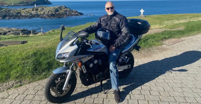 «Ήθελα να κάνω κάτι χαζό όταν έκλεισα τα 70 – έτσι έμαθα να οδηγώ μοτοσικλέτα»