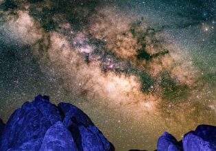 Εντυπωσιακή εικόνα του γαλαξία από φωτογράφο στην έρημο
