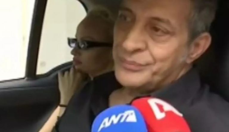 Θέμης Αδαμαντίδης: Συντετριμμένος στην κηδεία της μητέρας του – Στο πλευρό του η Βαρβάρα Κίρκη