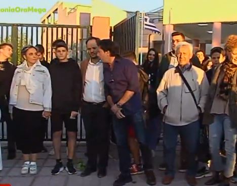 Καλαμαριά: Γονείς και μαθητές σχημάτισαν ανθρώπινη αλυσίδα έξω από το 3ο Γενικό Λύκειο