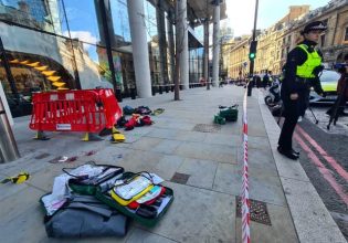 Λονδίνο: Η στιγμή που ληστής επιτίθεται με μαχαίρι