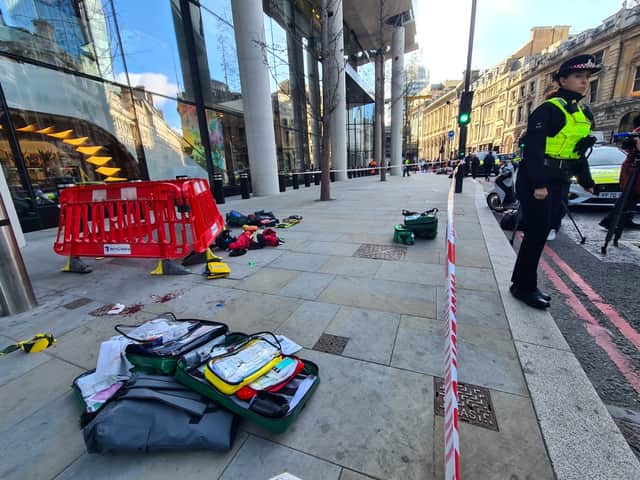 Λονδίνο: Η στιγμή που ληστής επιτίθεται με μαχαίρι