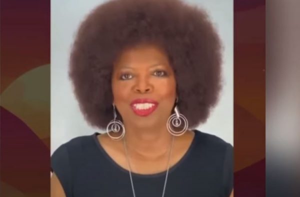 Η Τζόις Σιμς, που τραγούδησε το Come Into My Life, πεθαίνει σε ηλικία 63 ετών