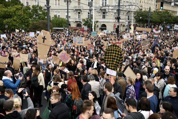 Ουγγαρία: Ογκώδης διαδήλωση στη Βουδαπέστη υπέρ των εκπαιδευτικών
