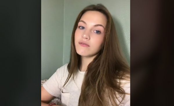 Απίστευτο και όμως αληθινό: 21χρονη έγινε γονιός 15χρονης και ο κόσμος την σνομπάρει