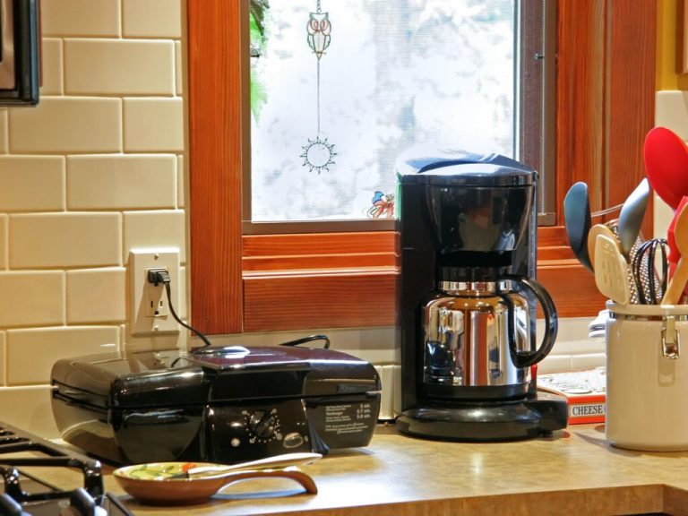 Ηλεκτρικό ρεύμα: Σύσταση να κλείνουν οι ενεργοβόρες συσκευές – Ποιες ώρες ζητά η κυβέρνηση