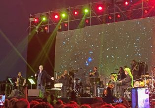 Γιάννης Πάριος: Ξεσήκωσε το Faliro Summer Theater, κάτω από την Πανσέληνο