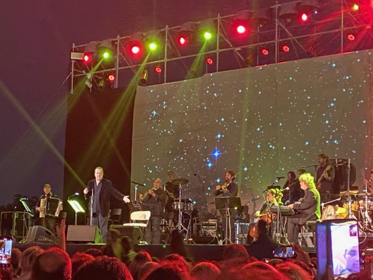 Γιάννης Πάριος: Ξεσήκωσε το Faliro Summer Theater, κάτω από την Πανσέληνο