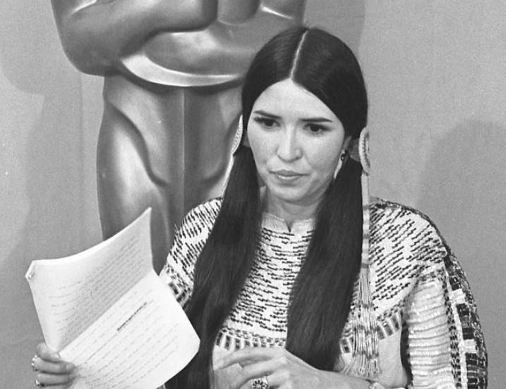 Πέθανε η Sacheen Littlefeather- Η Απάτσι που αρνήθηκε να παραλάβει το Όσκαρ εκ μέρους του Μάρλον Μπράντο