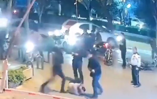 Ιράν: Αστυνομικοί ξυλοκοπούν άγρια και πυροβολούν άνδρα σχεδόν εξ επαφής