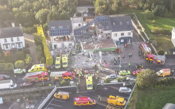 Ιρλανδία: Τουλάχιστον 3 νεκροί από «τεράστια έκρηξη» σε πρατήριο – Μάχη διάσωσης εγκλωβισμένων