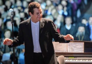 Ο Σταμάτης Σπανουδάκης τραγουδά «Για την Σμύρνη» στο Ηρώδειο