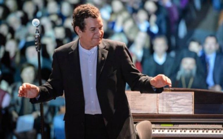 Ο Σταμάτης Σπανουδάκης τραγουδά «Για την Σμύρνη» στο Ηρώδειο