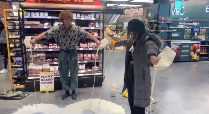 Έφηβοι ρίχνουν γάλα στα σούπερ μάρκετ διαμαρτυρόμενοι