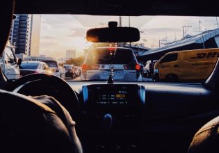 Άντρες και αυτοκίνητα: Ο «αγώνας» των πόλεων να διαλύσουν τη σχέση αγάπης