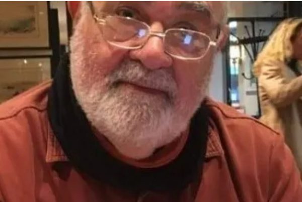 Πέθανε ο ιστορικός Τέχνης Χάρης Καμπουρίδης και ζήτησε να σκορπιστούν οι στάχτες στη γέφυρα του Ιάσμου