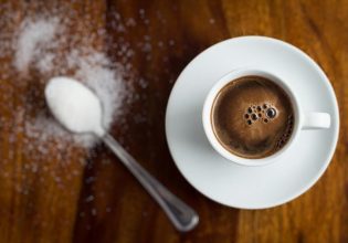 Ακρίβεια: «Εκτοξεύθηκαν» οι τιμές σε καφέ, ζάχαρη και γάλα – Σε ποια χώρα είναι ακριβότερα