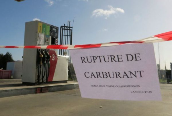 Καύσιμα: Μεγαλώνουν τα προβλήματα εφοδιασμού στη Γαλλία – Συνεχίζονται οι απεργίες στα διυλιστήρια
