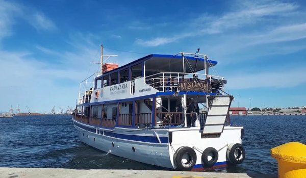 Θεσσαλονίκη: Κάηκε το καραβάκι «Κωνσταντής» που έκανε δρομολόγια στις ακτές του Θερμαϊκού