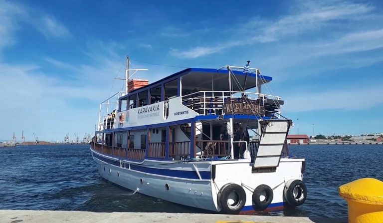 Θεσσαλονίκη: Κάηκε το καραβάκι «Κωνσταντής» που έκανε δρομολόγια στις ακτές του Θερμαϊκού