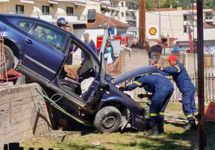 Καστοριά: Σοκαριστικό τροχαίο – Αυτοκίνητο έπεσε σε παιδικό σταθμό