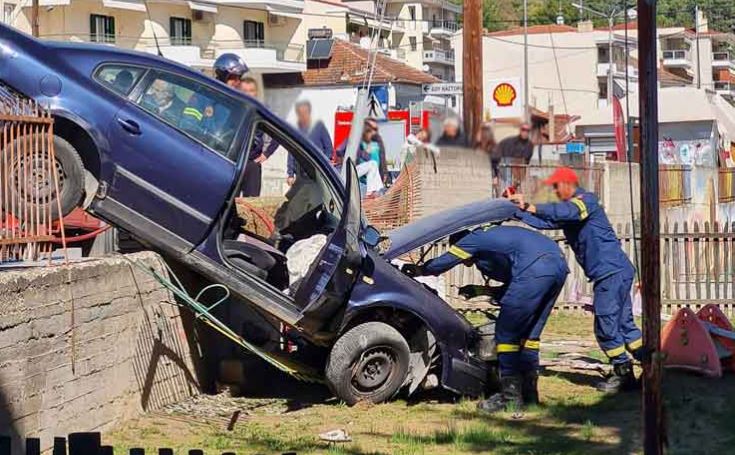 Καστοριά: Σοκαριστικό τροχαίο - Αυτοκίνητο έπεσε σε παιδικό σταθμό