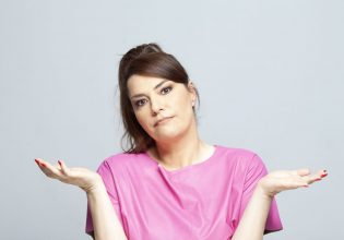 Κατερίνα Ζαρίφη στο in: Ο ρόλος της Μαίρης, θυμίζει την κλασική Ελληνίδα, που έχει την οικογένεια πάνω από τον εαυτό της