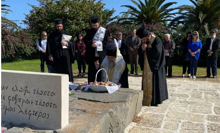Ο Αρχιεπίσκοπος Κρήτης Ευγένιος γονατίζει στον τάφο του Καζαντζάκη