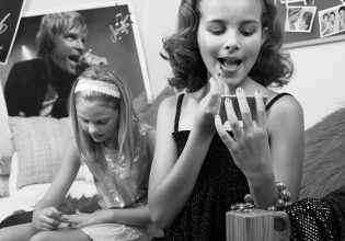 Το παιχνίδι μάρκετινγκ πίσω από τη γενιά που βιάζεται να μεγαλώσει