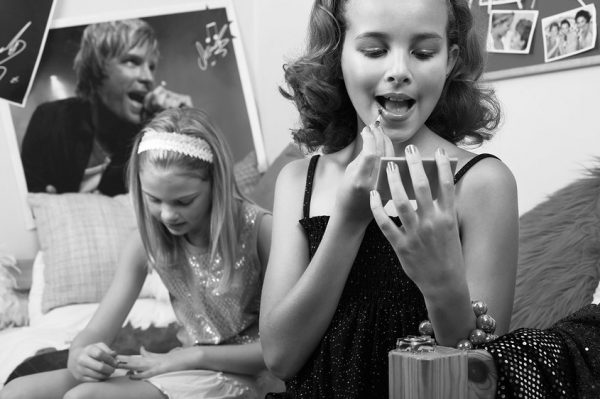 Το παιχνίδι μάρκετινγκ πίσω από τη γενιά που βιάζεται να μεγαλώσει