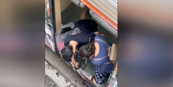 Κηφισιά: Η στιγμή απεγκλωβισμού των επιβατών του Ηλεκτρικού, ενώ το αυτοκίνητο κρέμεται πάνω από το κεφάλι τους